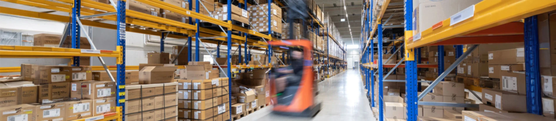 Taggleicher Versand bei ECOM Trading für den IT-Fachhandel: Bestellungen bis 18 Uhr, im Weihnachtsgeschäft von Oktober bis Januar bis 16 Uhr, Lieferung im Kernmarkt DACH meist am nächsten Werktag.