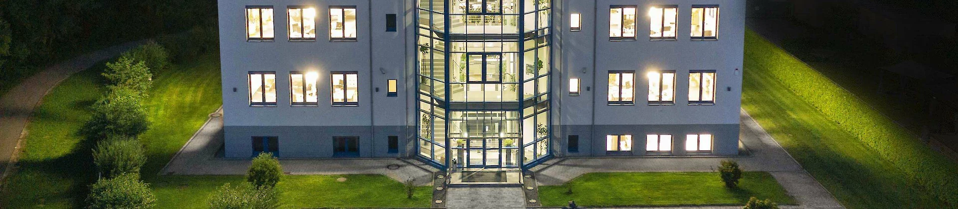 ECOM Trading GmbH, IT-Hardware-Großhändler seit 1992, mit mehr als 12.000 Fachhändlern als Kunden, 10.000 m² Logistikzentrum in Dachau und jährlich über 5,7 Millionen ausgelieferten Artikeln.