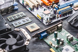 Ein Fertig-PC für minimalen Stress? Besser einen individuellen Rechner bei ECOM Trading konfigurieren!